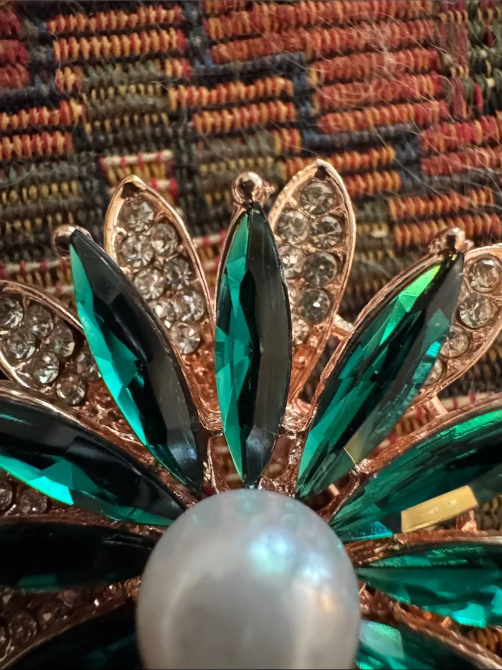 NWOT Emerald Crystal Flower Brooch with Faux Pearl Center
